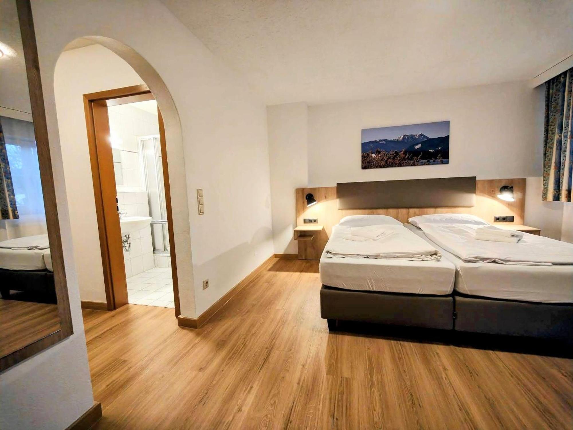 A8 Hotel Im Darchinger Hof Bed & Breakfast - Zwischen Holzkirchen Und Weyarn - Zwischen Muenchen Salzburg Und Innsbruck - Kurz Vor Dem Irschenberg Exterior photo