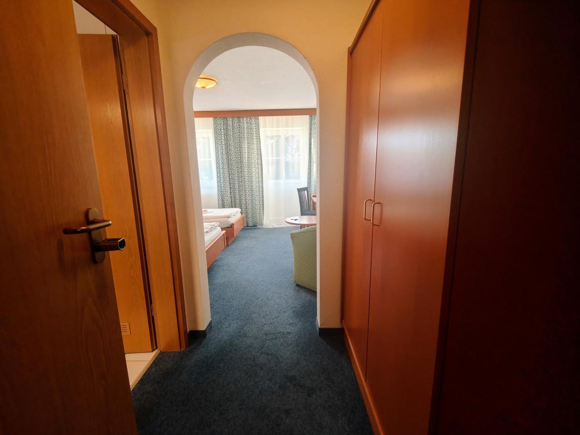 A8 Hotel Im Darchinger Hof Bed & Breakfast - Zwischen Holzkirchen Und Weyarn - Zwischen Muenchen Salzburg Und Innsbruck - Kurz Vor Dem Irschenberg Room photo