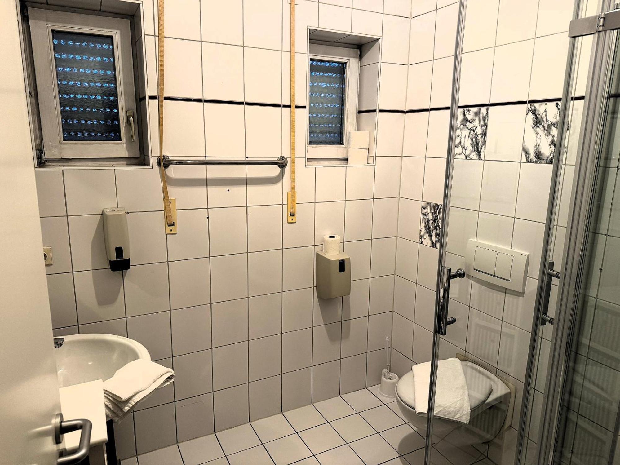 A8 Hotel Im Darchinger Hof Bed & Breakfast - Zwischen Holzkirchen Und Weyarn - Zwischen Muenchen Salzburg Und Innsbruck - Kurz Vor Dem Irschenberg Room photo