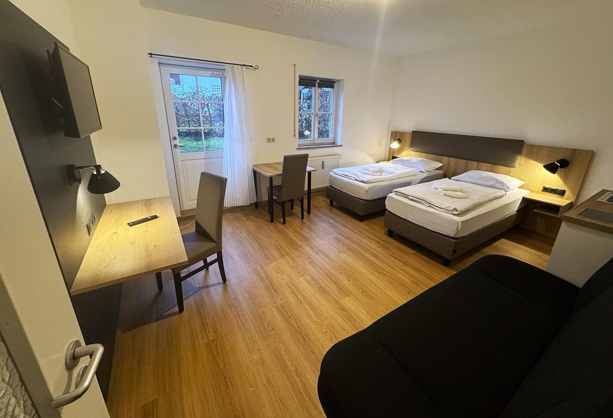 A8 Hotel Im Darchinger Hof Bed & Breakfast - Zwischen Holzkirchen Und Weyarn - Zwischen Muenchen Salzburg Und Innsbruck - Kurz Vor Dem Irschenberg Exterior photo